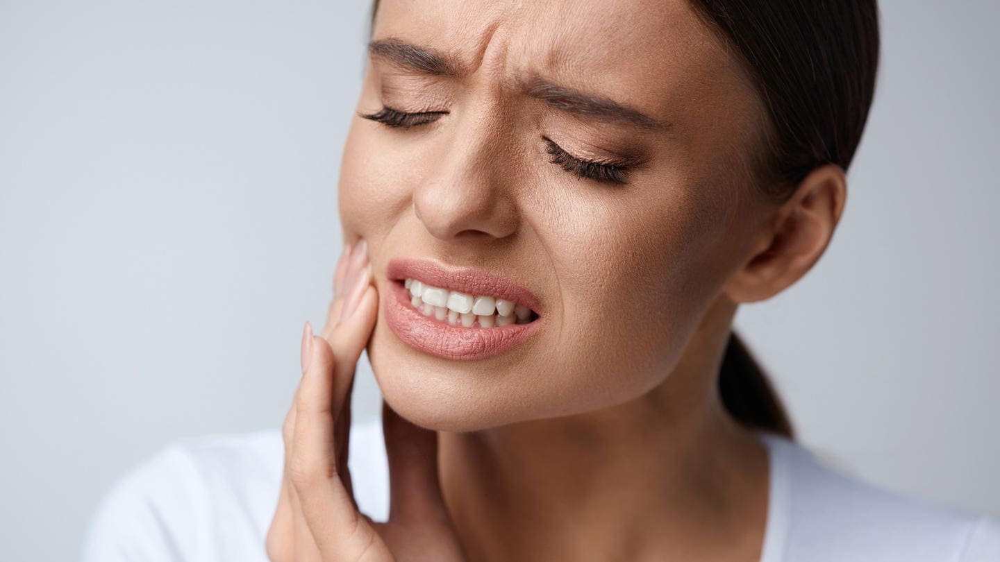 Τα αίτια, τα συμπτώματα και η θεραπεία του πόνου της οδοντοστοιχίας
